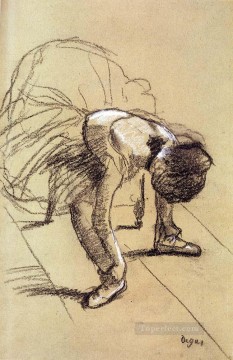 Edgar Degas Painting - Bailarina sentada ajustando sus zapatos Bailarina de ballet impresionista Edgar Degas